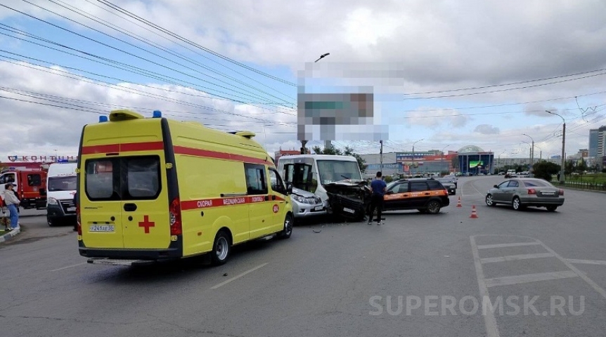 Жесткая авария с пассажирской маршруткой произошла у «Торгового города» в Омске Жесткая авария с пассажирской маршруткой произошла у «Торгового города» в Омске