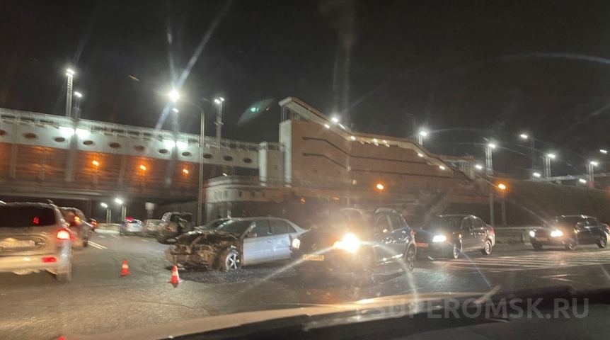 Происшествия в Омске На объездной дороге перекрытого метромоста в Омске произошло жесткое ДТП