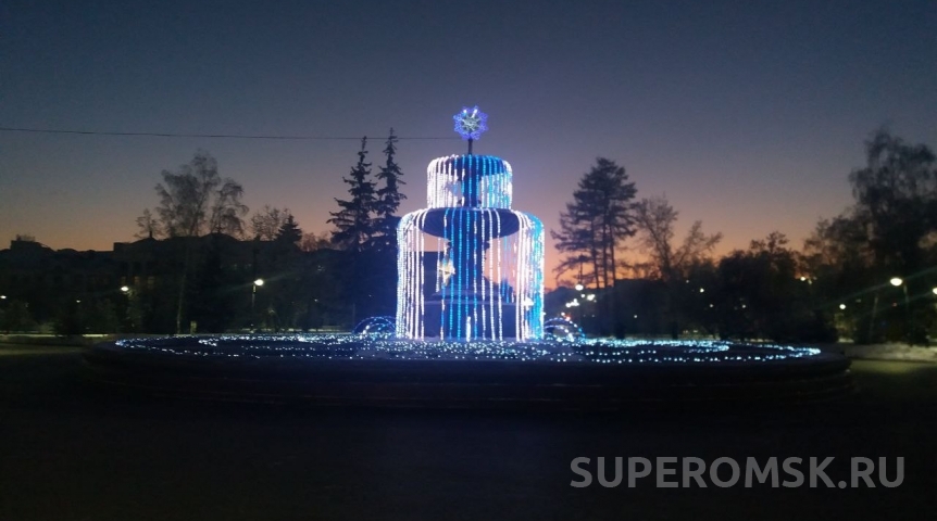 В Омске начали украшать фонтаны к Новому году В Омске начали украшать фонтаны к Новому году
