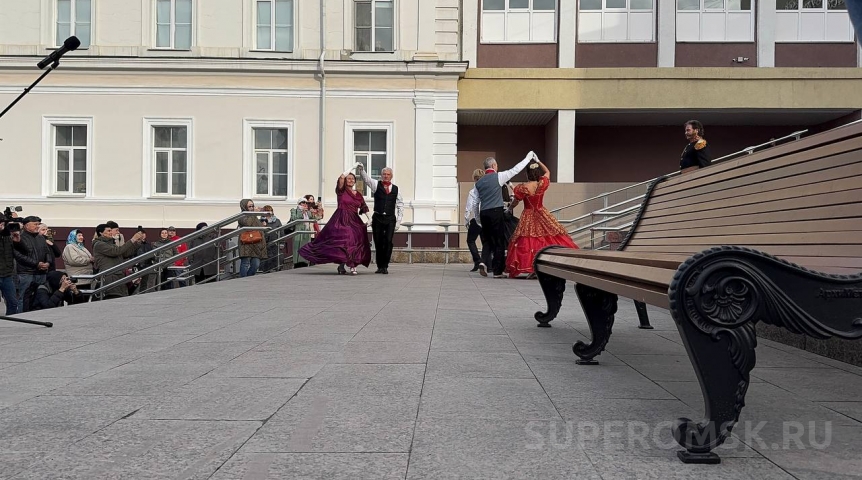 В Омске официально открыли скамейку для генерала В Омске официально открыли скамейку для генерала