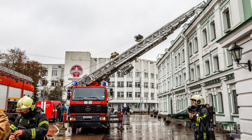 Общество Омские спасатели провели учения в условиях свободной парковки
