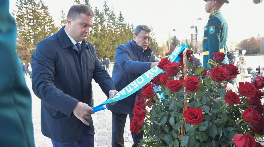 Власть Омский губернатор Хоценко и Аким Нурмухамбетов возложили цветы к памятнику Абаю и Пушкину