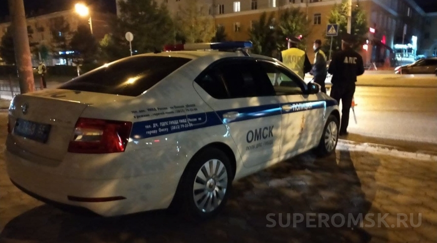 В Омске машина полиции в ДТП протаранила забор и снесла столб В Омске машина полиции в ДТП протаранила забор и снесла столб