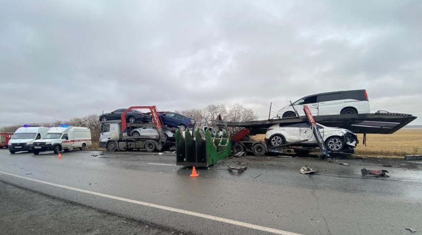 Появились фото ДТП с груженым автовозом на трассе под Омском Появились фото ДТП с груженым автовозом на трассе под Омском
