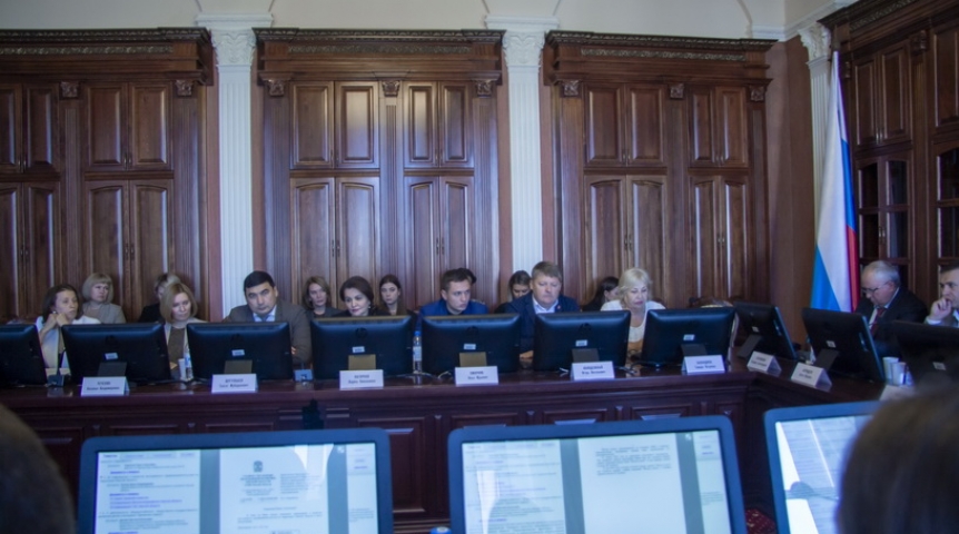 В омском Заксобрании рассмотрели вопросы поддержки молодых предпринимателей и контроля экскурсоводов В омском Заксобрании рассмотрели вопросы поддержки молодых предпринимателей и контроля экскурсоводов