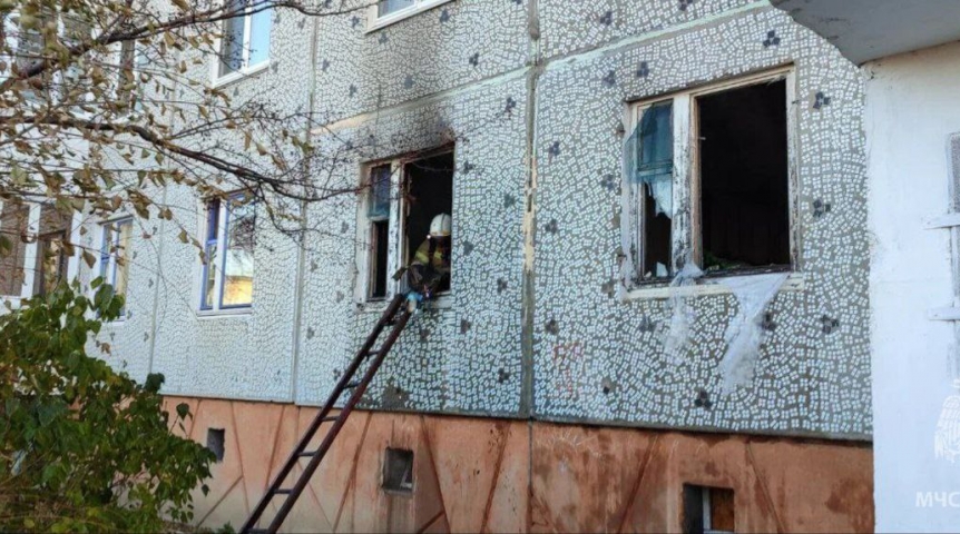 Происшествия в Омске Пожарные достали двух детей из горящей квартиры в Омской области