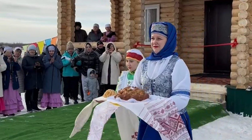Власть Омский губернатор Хоценко поблагодарил руководство Татарстана за помощь в строительстве сельского ДК