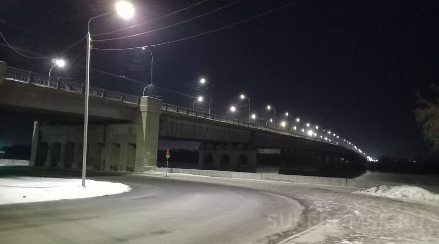 Общество По Ленинградском мосту в Омске разрешили ездить грузовикам