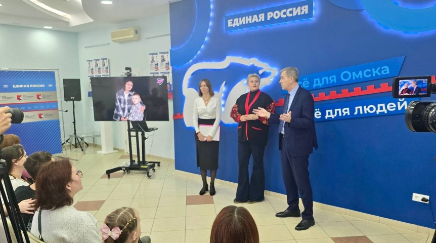 Александр Артемов встретился с омскими мамами особенных ребятишек, ставшими героинями фотовыставки Александр Артемов встретился с омскими мамами особенных ребятишек, ставшими героинями фотовыставки