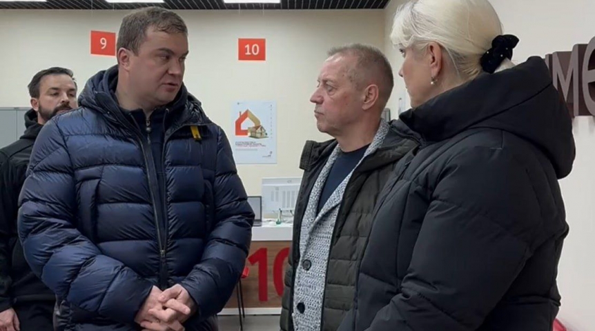 Омский губернатор Хоценко работает в подшефном Стаханове в ЛНР Омский губернатор Хоценко работает в подшефном Стаханове в ЛНР