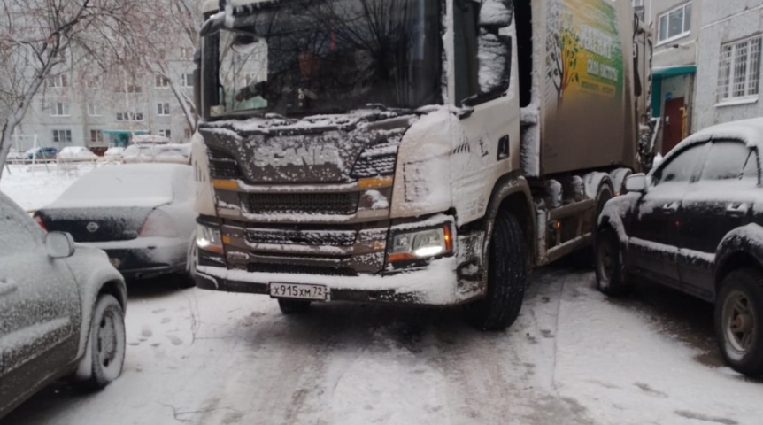 Омичей просят не оставлять машины возле площадок для сбора мусора Омичей просят не оставлять машины возле площадок для сбора мусора
