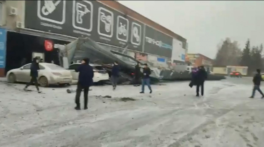 Происшествия в Омске Из-за метели упавшая кровля раздавила машины