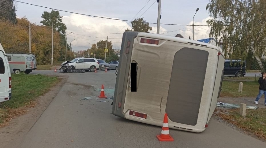 Омичка пойдет под суд после ДТП с опрокинувшейся маршруткой Омичка пойдет под суд после ДТП с опрокинувшейся маршруткой