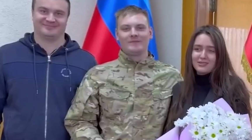 Общество Омский губернатор Хоценко показал предложение руки и сердца из Стаханова