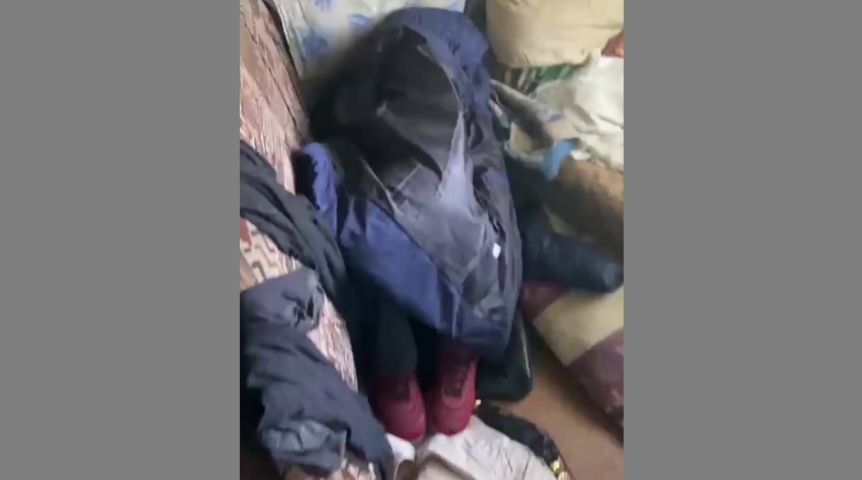 Омский подозреваемый спрятался от законников в бардаке и ворохе одежды Омский подозреваемый спрятался от законников в бардаке и ворохе одежды