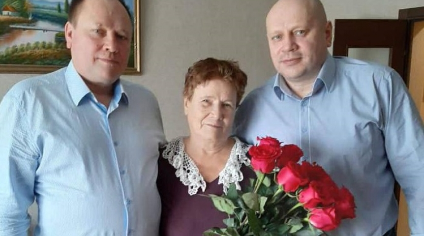 Общество Мэр Омска Шелест впервые показал своего брата