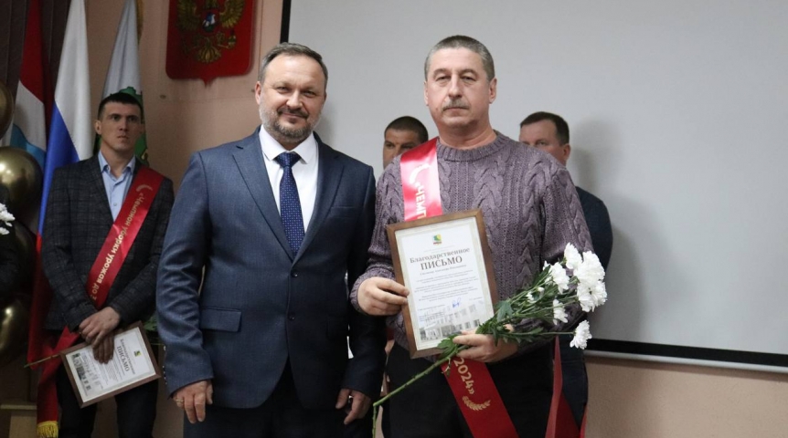Геннадий Долматов наградил лучших аграриев Омского района Геннадий Долматов наградил лучших аграриев Омского района