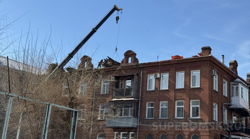 Новости недвижимости В Омске продают огромную квартиру с черным входом и настоящим камином
