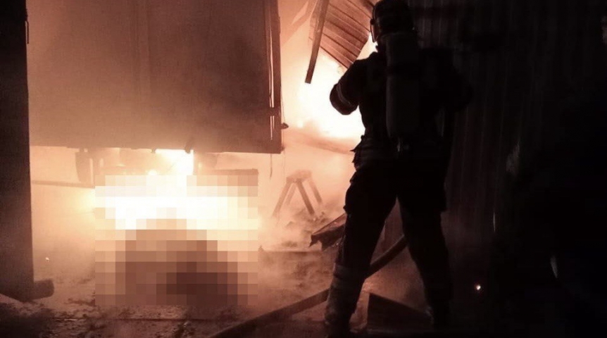Появилось видео пожара с двумя погибшими в Омске из-за мощной вспышки газа