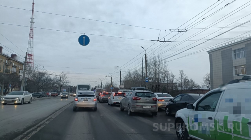 Автоновости Из-за пробок у телемоста в Омске запретили поворот на проспекте Мира