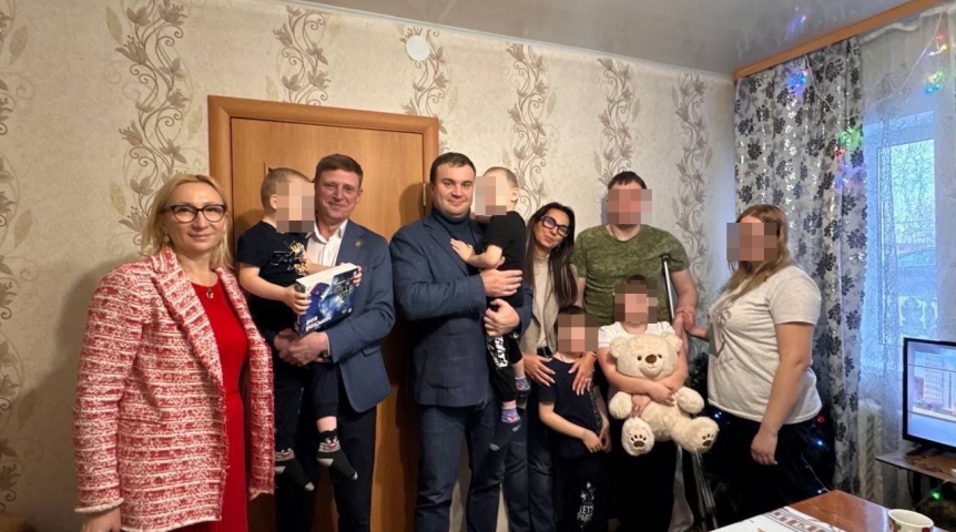 Власть Омский губернатор Хоценко вручил награду «За участие в СВО» бойцу из Марьяновского района