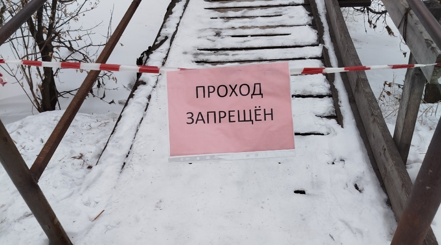 Общество В омском райцентре по жалобе закрыли мост