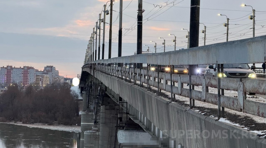 Общество Пеший омич назвал водителей причиной затора к мосту у Телецентра