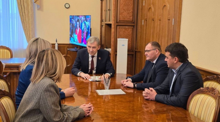 Спикер регионального парламента встретился с руководством подшефного Омской области Стаханова Спикер регионального парламента встретился с руководством подшефного Омской области Стаханова