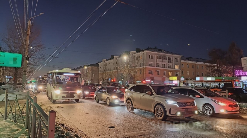 Общество Под конец рабочей недели в Омске скопились огромные 10-балльные пробки и аварии