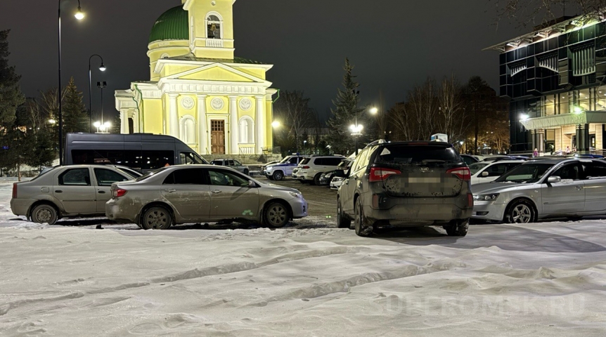 Омская богема приспособила газон обновленного сквера под парковку Омская богема приспособила газон обновленного сквера под парковку