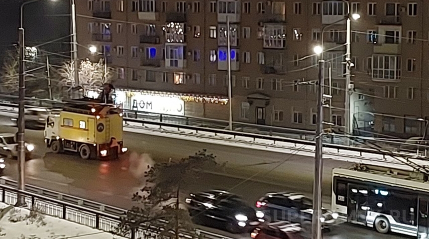 В Омске пассажиры пошли пешком из-за вставших на Ленинградском мосту троллейбусов В Омске пассажиры пошли пешком из-за вставших на Ленинградском мосту троллейбусов