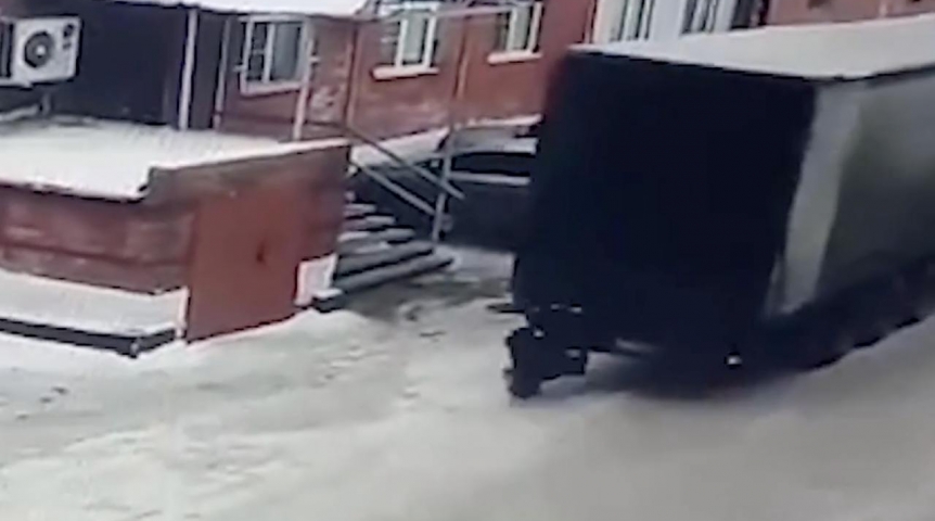 Происшествия в Омске В Омске КамАЗ насмерть сбил женщину, сдавая задним ходом