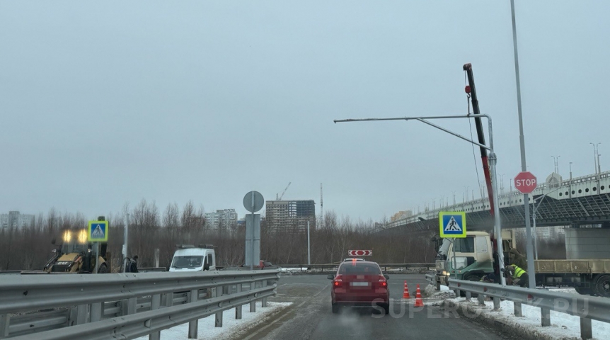 Общество На аварийном съезде метромоста устанавливают пять светофоров
