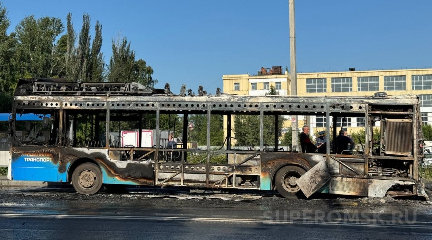 Происшествия в Омске Стали известны подробности возгорания автобуса у Южного в Омске
