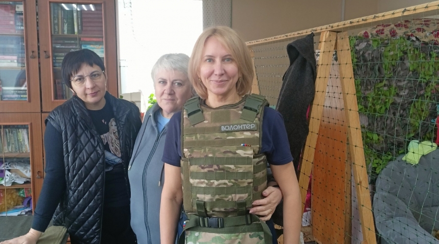 Перед командировкой в зону СВО омскому депутату Инне Гомолко сшили бронежилет Перед командировкой в зону СВО омскому депутату Инне Гомолко сшили бронежилет