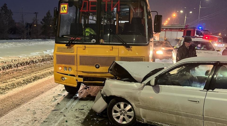 В Омске детский транспорт столкнулся с автомобилем с малышами В Омске детский транспорт столкнулся с автомобилем с малышами