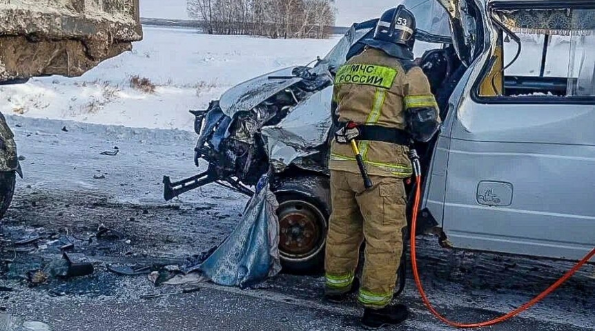 Происшествия в Омске На трассе под Омском жестко столкнулись микроавтобус и грузовик: есть пострадавшие