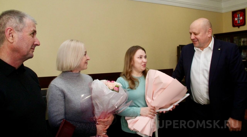 Мэр Омска Сергей Шелест встретился с семьей участника СВО Никиты Щелепова