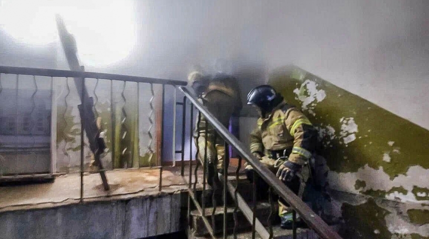 Происшествия в Омске Появились кадры из горевшей омской квартиры, где найдено тело человека