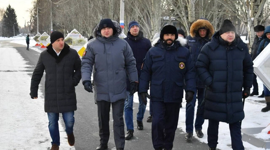 Власть Омский губернатор Хоценко проверил модернизацию парка имени 30-летия Победы