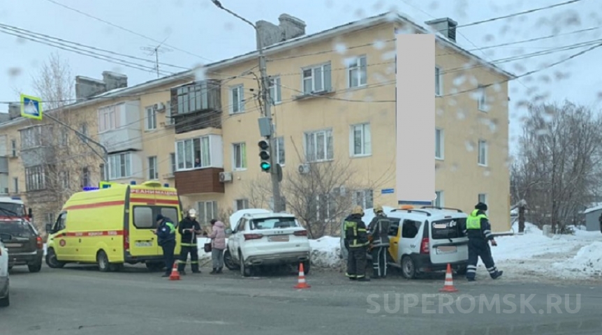 В Омске случилось жесткое ДТП с участием такси В Омске случилось жесткое ДТП с участием такси