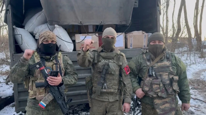 Общество Поздравьте наших бойцов с Днем защитника Отечества и получите из рук героя памятный подарок от «Народного фронта»!