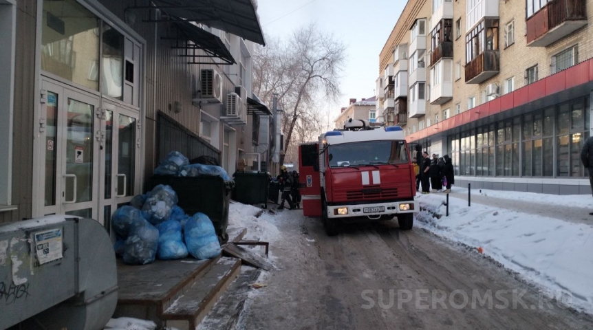 В центре Омска загорелся суши-бар В центре Омска загорелся суши-бар