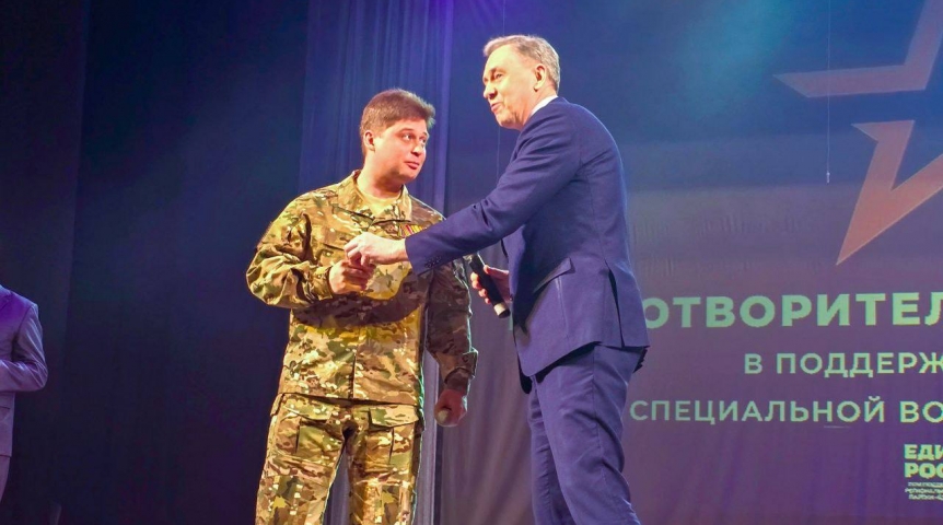 Александр Артемов вручил омскому бойцу ключи от автомобиля для нужд СВО Александр Артемов вручил омскому бойцу ключи от автомобиля для нужд СВО