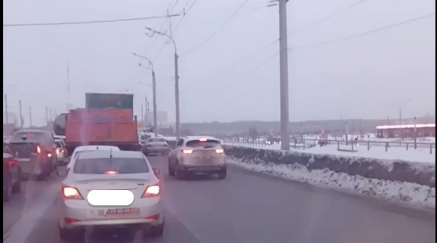 Омич показал наглый способ объезда пробки к мосту у Телецентра