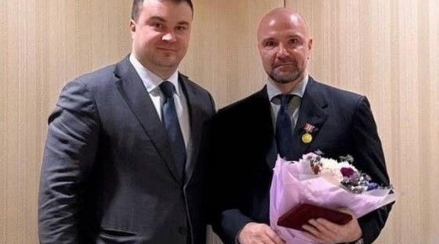 Хоценко вручил знак отличия «За служение Омской области» известному фигуристу Сихарулидзе Хоценко вручил знак отличия «За служение Омской области» известному фигуристу Сихарулидзе