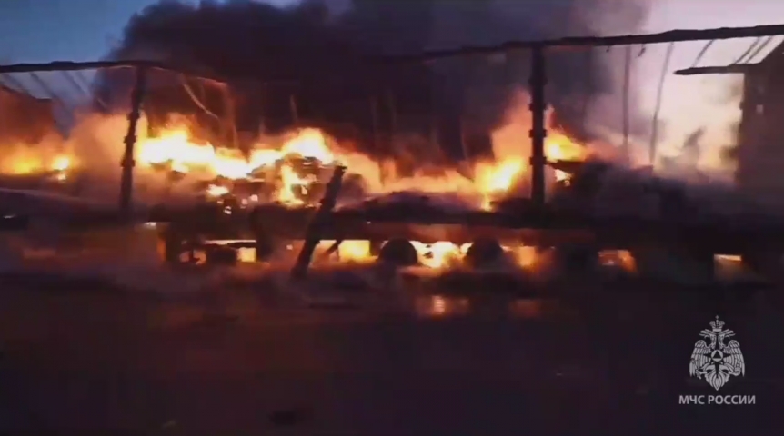 На трассе под Омском случился жуткий пожар На трассе под Омском случился жуткий пожар
