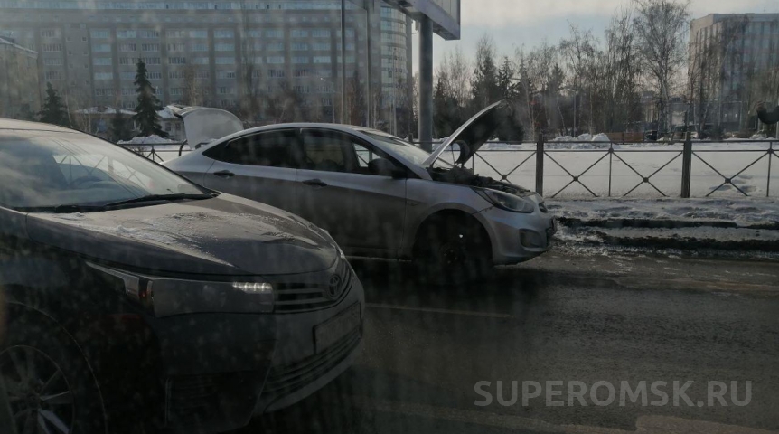 Город Авто без колес на дороге привело к пробке в центре Омска
