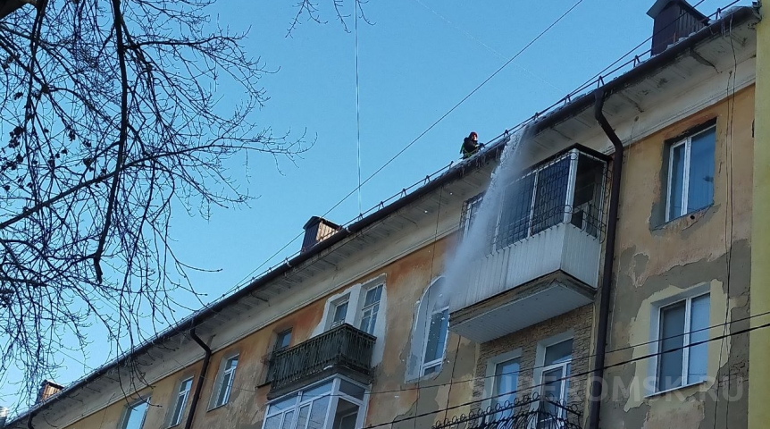 Мэр Омска Шелест заявил о проведении работ по очистке крыш от снега и сосулек Мэр Омска Шелест заявил о проведении работ по очистке крыш от снега и сосулек