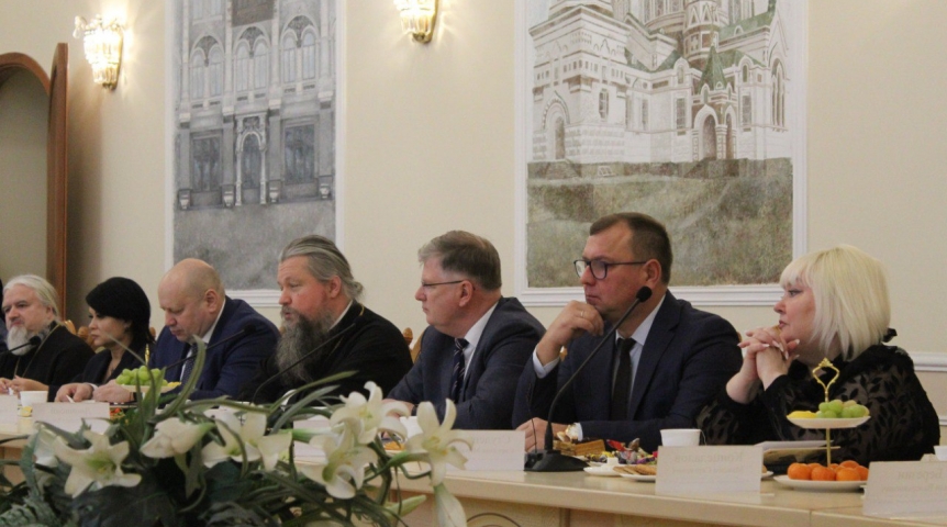 Общество В Омском горсовете состоялась первая встреча депутатов и мэра с митрополитом